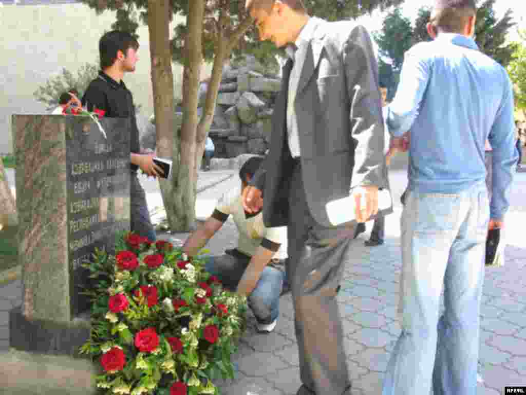 Tələbələr əklil qoyur - Mayın 23-də müxtəlif fakültələrdə təhsil alan bir qrup tələbə universitet ərazisində yerləşən xatirə daşı qarşısına əklil qoyub. Onlar bunun Azərbaycan Xalq Cümhuriyyətinin 90-cı ildönümü ilə əlaqədar olduğunu bildiriblər