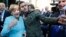 Мігрант робіць сэлфі з Ангелай Мэркель каля лягера для ўцекачоў у Бэрліне
