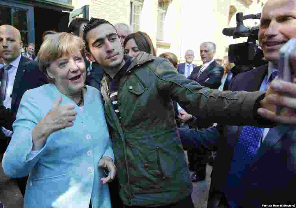 Egy menekült szelfizik Angela Merkel kancellárral 2015. szeptember 10-én. A migrációs kérdés kezeléséért sokan támadták a kancellárt.