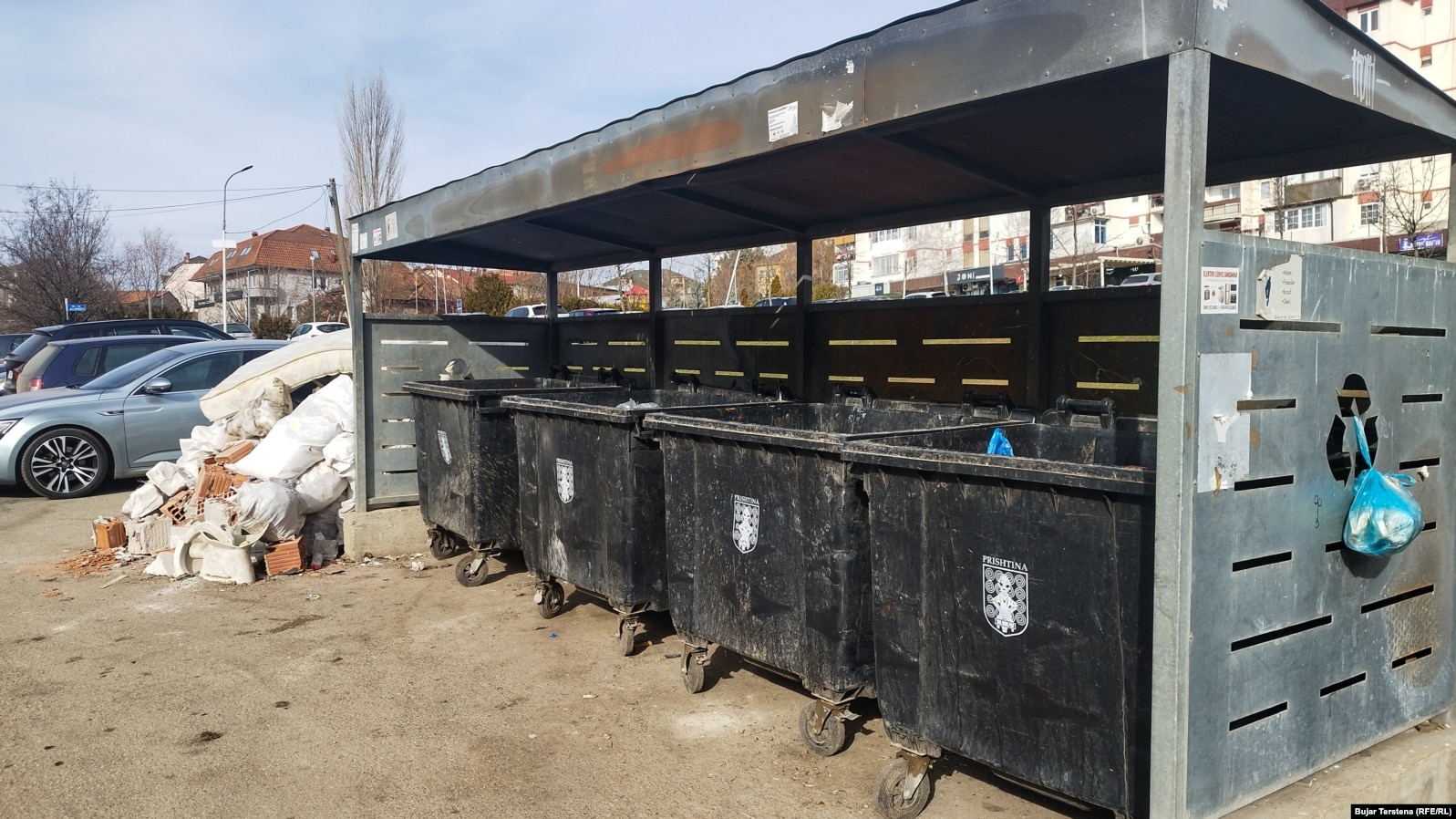 Mbeturinat inerte dhe ato vëllimore vendosen jashtë kontejnerëve nga qytetarët në Prishtinë.
