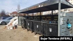 Mbeturinat inerte dhe ato vëllimore vendosen jashtë kontejnerëve nga qytetarët në Prishtinë.