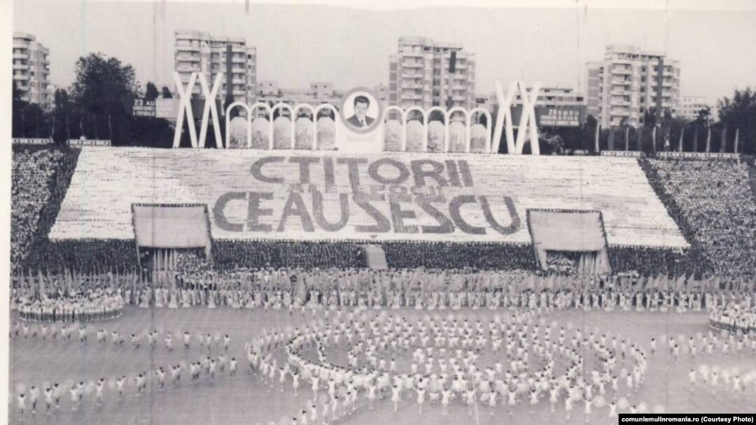 Spectacol festiv în 1985. Sursa: comunismulinromania.ro (MNIR)