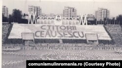 Spectacol festiv în 1985. Sursa: comunismulinromania.ro (MNIR)