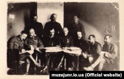Група старшин Генерального штабу Армії УНР у таборі українських інтернованих вояків у Каліші (Польща). Фото 1921 року