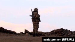 Հայ զինվորը մարտական հենակետում, արխիվային լուսանկար