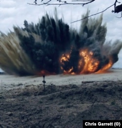 Egy Ukrajnában talált lőszer ellenőrzött felrobbantása Chris Garrett Instagram-fiókjáról