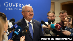 Premierul Alexandru Munteanu, vorbind jurnaliștilor în urma unei ședințe de guvern (fotografie de arhivă) 