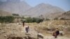 Ljudi bježe iz područja u kojima se sukobljavaju talibani i Afganistanska vojska, provincija Laghman, 8. juli 2021.