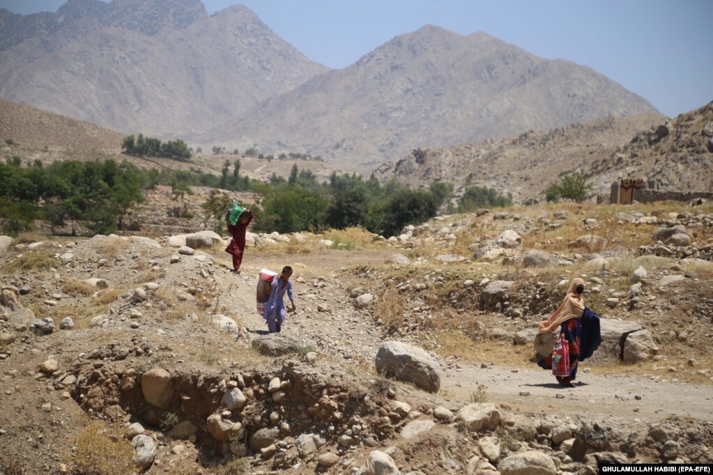 Civilët ikin nga rrethi Alishang i provincës Laghman, derisa forcat afgane të sigurisë luftojnë me talibanët, më 8 korrik.