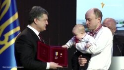 Порошенко вручив ордени рідним та близьким Героїв Небесної сотні