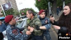 Сотрудники полиции задерживают сторонника оппозиции, проводящего акцию протеста в Ереване. 3 мая 2022г.