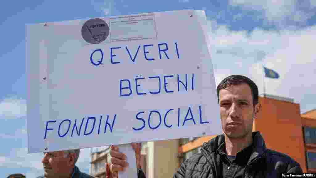 Demonstranti su poručili da zbog loših uslova rada hiljade radnika traže način da napuste Kosovo.