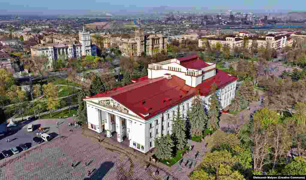 Донецький обласний драматичний театр у центрі Маріуполя, сфотографований у травні 2021 року