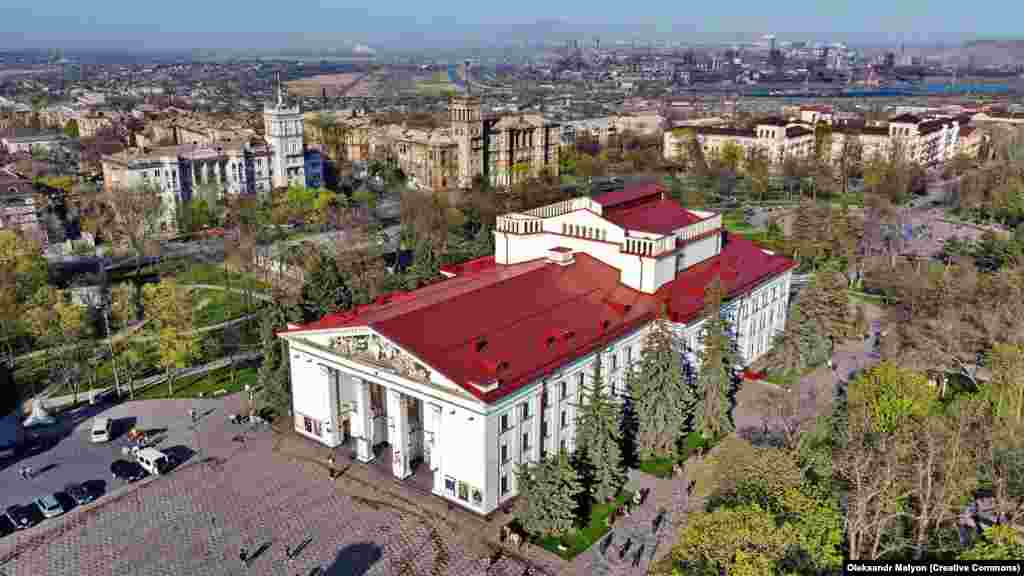 Regionalno dramsko pozorište Donjeck, u centru Mariupolja, slikano u maju 2021.&nbsp;Pozorište u aprilu 2022., nakon što je historijska zgrada uništena u granatiranju, a mnogi koji su se skrivali unutra, poginuli.&nbsp;
