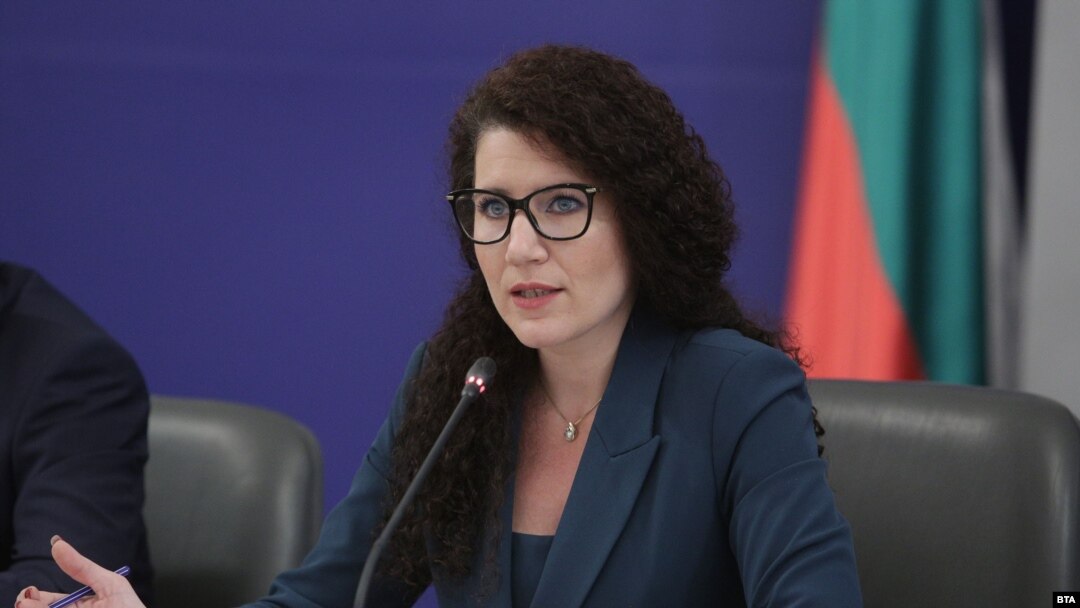 Вицепремиерът Калина Константинова отговаря за помощта за бежанците от Украйна. 