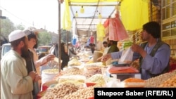 میوه های خشک در بیشتر مردم در افغانستان برای عید خریداری می کنند در کنار یکی از جاده های ولایت هرات. عکس از آرشیف