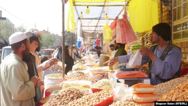 یکی از بازار های فروش میوه های خشک در هرات