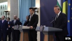 Премиерите на България и Румъния проведоха съвместна пресконференция в петък. 