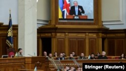 Ukrajinski predsjednik Volodimir Zelenski prisustvuje sjednici parlamenta, dok se britanski premijer Boris Johnson obraća ukrajinskim zastupnicima putem videolinka, 3. maj 2022.