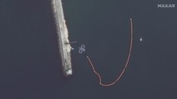 На спутниковом снимке видны загоны для дельфинов, установленные у входа в Севастопольскую бухту. Крым, 29 апреля 2022 года