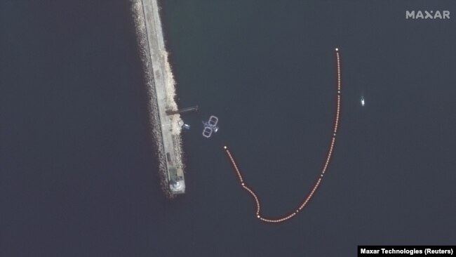 На спутниковом снимке видны загоны для дельфинов, установленные у входа в Севастопольскую бухту, 29 апреля 2022 года