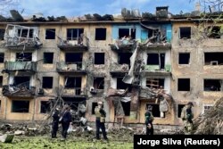 Forțele ucrainene inspectează ruinele unei foste clădiri rezidențiale din regiunea Donețk, oraș Dobropillia, 30 aprilie, 2022. REUTERS/Jorge Silva