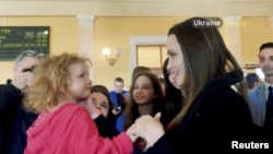  Джоли се срещна с деца на гарата в Лвов 