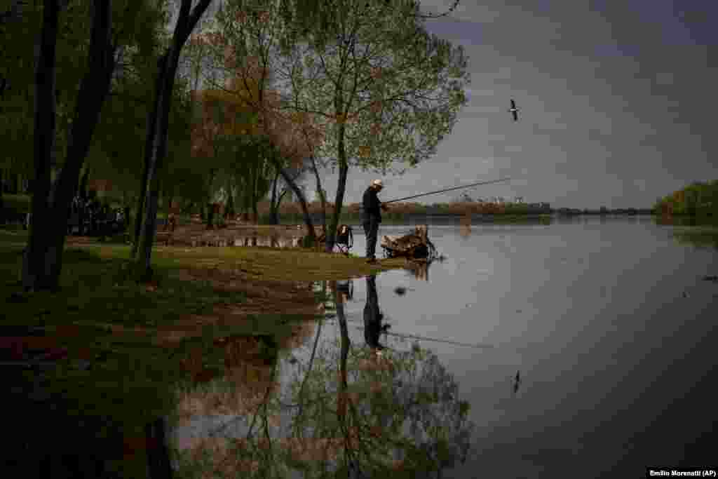 Peshkimi në Lumin Dnieper që rrjedh nëpër Kiev.