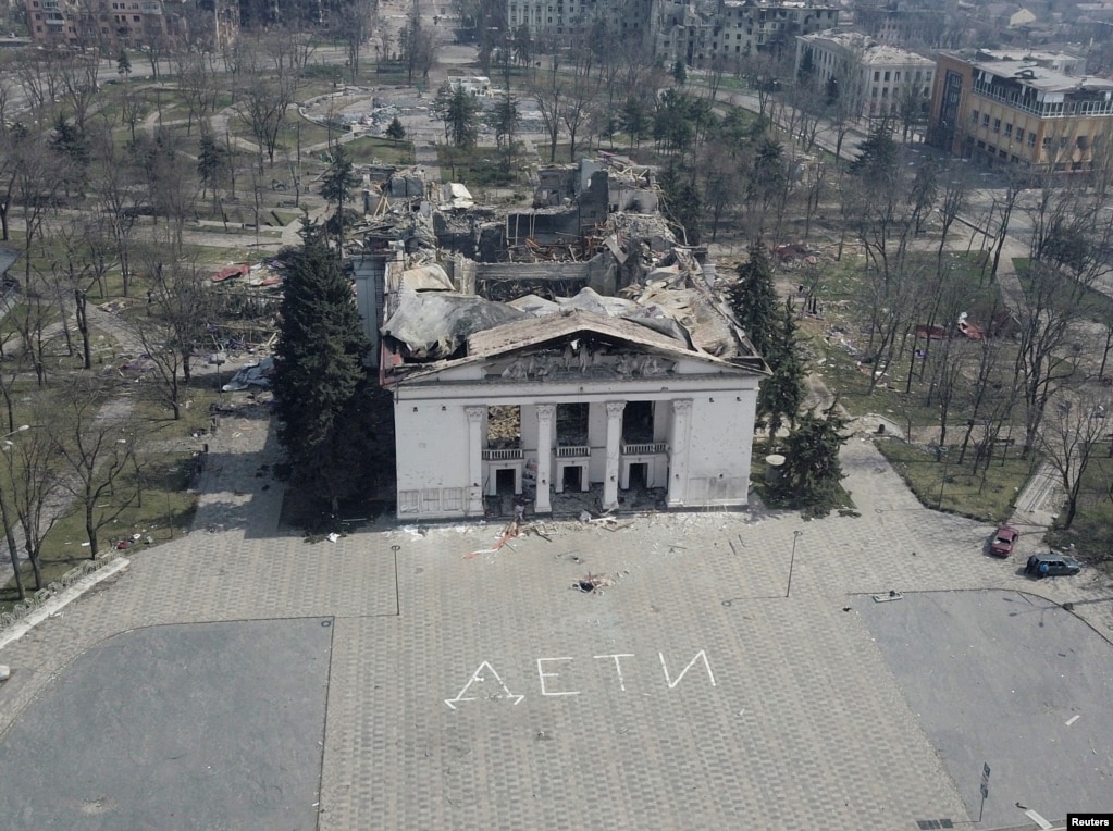 Teatri i Dramës në Mariupol në prill të këtij viti, pas një sulmi rus me raketa që shkatërroi  ndërtesën historike dhe vrau shumë persona që ishin strehuar brenda.