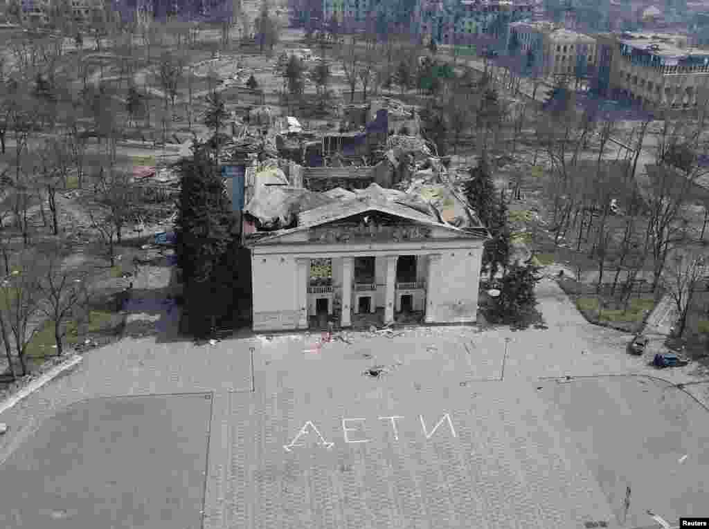 Teatri i Dramës në Mariupol në prill të këtij viti, pas një sulmi rus me raketa që shkatërroi&nbsp; ndërtesën historike dhe vrau shumë persona që ishin strehuar brenda.