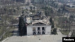 A mariupoli színház épülete a légicsapás után