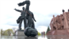 „Ei ne urăsc”: Statuia „Prieteniei Ruso-Ucrainene”, dărâmată la Kiev