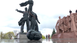 „Ei ne urăsc”: Statuia „Prieteniei Ruso-Ucrainene”, dărâmată la Kiev