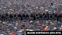 Мусульмане и полиция у Московской соборной мечети, 2 мая 2022 года