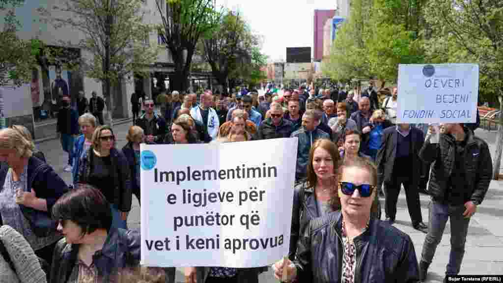 Protesta e punëtorëve të sektorit privat në Prishtinë më 1 maj. Organizatorët e protestët u shprehën të zhgënjyer me Qeverinë e Kosovës, duke thënë se nuk po bën asgjë për të përmirësuar kushtet e punës për ta.&nbsp;