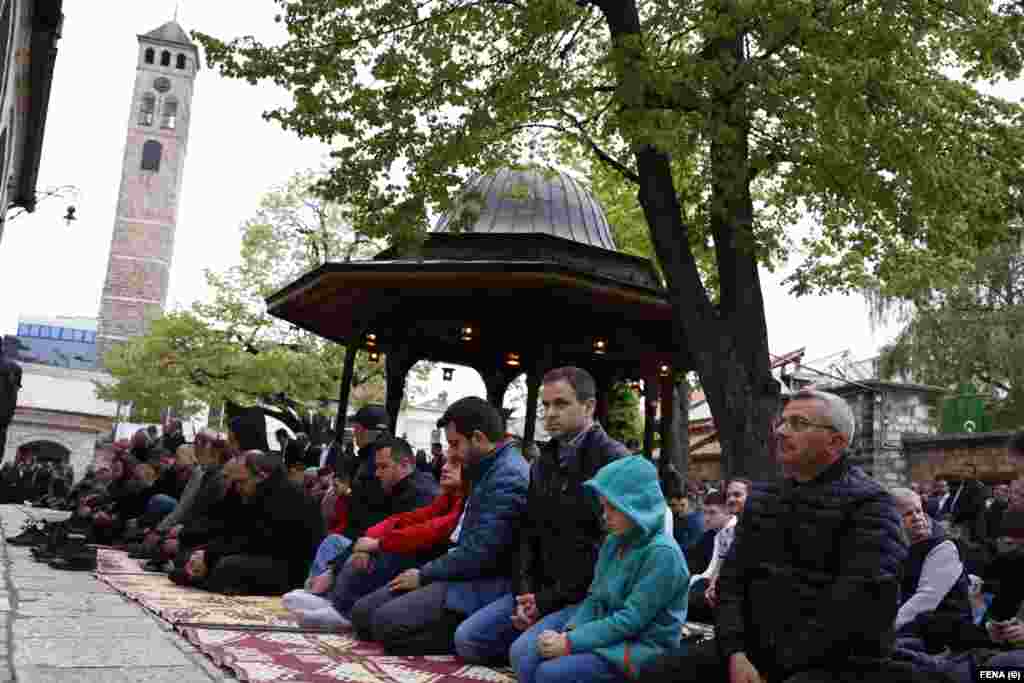 Ramazanski bajram dolazi nakon mjeseca posta ramazana, kada muslimani vjernici ne jedu i ne piju od izlaska do zalaska sunca. Običaj je da se na Bajram obilazi rodbina i prijatelji, daruju djeca i sprema posebna hrana i slatkiši.&nbsp;