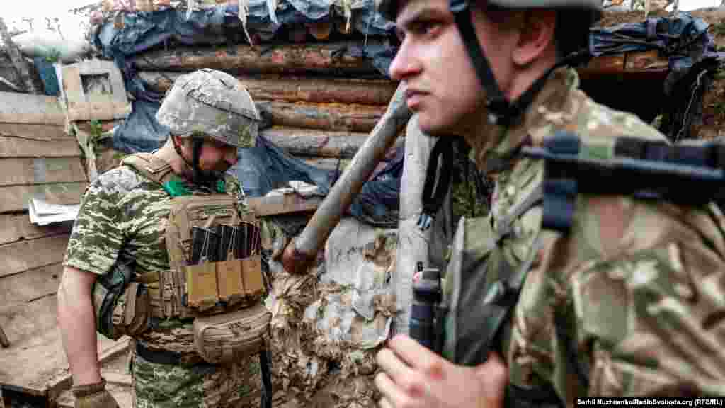 Українські військові Назар та Олексій в окопі на передових позиціях. Донецька область, 28 квітня 2022 року