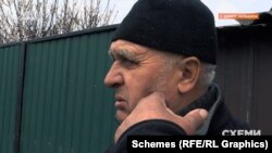 Михайло Кушнір показує на нижню частину обличчя, куди його вдарив російський військовий