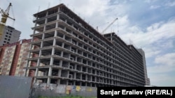 Строящее в Бишкеке здание, апрель 2022 г.