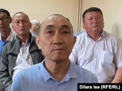 Задержанынй после январских протестов активист Молдабай Садибеков (в центре) на суде по его делу. Шымкент, 3 мая 2022 года