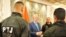 Petar Knežević, pomoćnik komandanta protivterorističke jedinice, stoji lijevo od Zdravka Krivokapića, bivšeg premijera Crne Gore, na skupu u podgoričkoj vili "Gorica" 7. septembra 2021, dva dana nakon sukoba koji su na Cetinju pratili ustoličenje mitropolita SPC Joanikija.