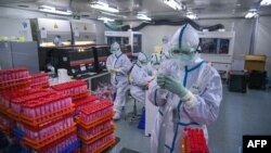 Jedna od kineskih laboratorija u Tianjinu u kojoj se obrađuju uzorci za virus korona, novembar 2020. godine.