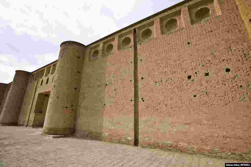 Ərəb tarixçisi Məsudinin yazdığına görə xəlifə Mötəsim Babəkin əsir alındığını xəbər alan kimi onu "sevinc bürüdü və o öz sevincini açıq bildirdi. Qələbə haqqında ölkənin hər yerinə xəbər göndərildi".