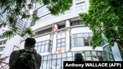 خبریالان د هانګ کانګ د ملي امنیت نوي قانون پلي کوونکې ادارې انځورونه اخلي