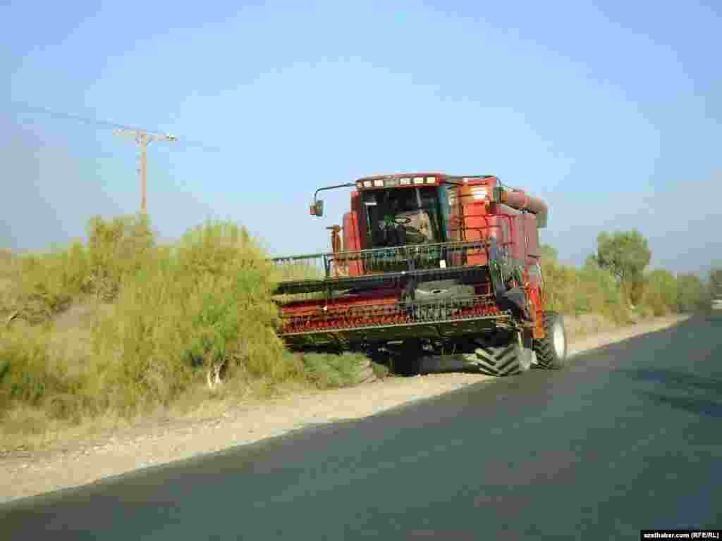 Köçäniň gyrasynda kombaýn