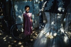 Bir gyz Hywadaky bir bazarda surata düşýär.