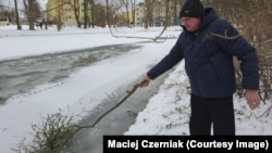 Українець показує, як рятував дітей