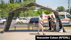 Un punct de acordare a ajutorului pe timp de caniculă, amplasat pe strada Calea Ieșilor, Din Chișinău