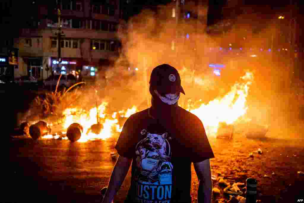 Incendiu provocat de ultras ai galeriilor sportive. Ulterior s-a acreditat teza că aceștia au fost trimiși de unii lideri ai PSD. În urma acestor incendieri, Jandarmeria a intervenit în forță, dispersând gaze lacrimogene, grenade și folosind tunuri cu apă.&nbsp; &nbsp;