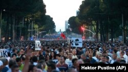 Hökümete garşy protestçiler. Tirana, 21-nji iýun,  2019.